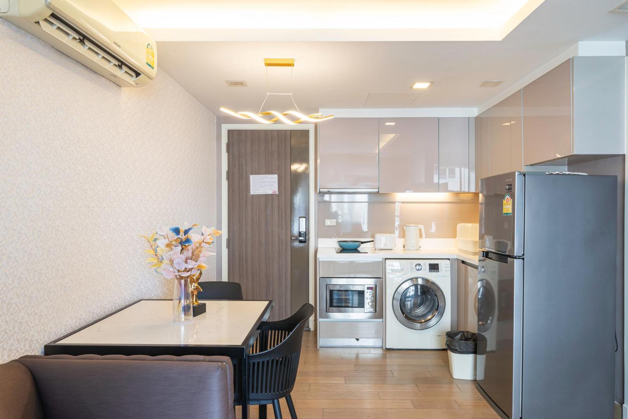 Dazzle Sukhumvit 7 By Lefoyer Appartement Bangkok Buitenkant foto