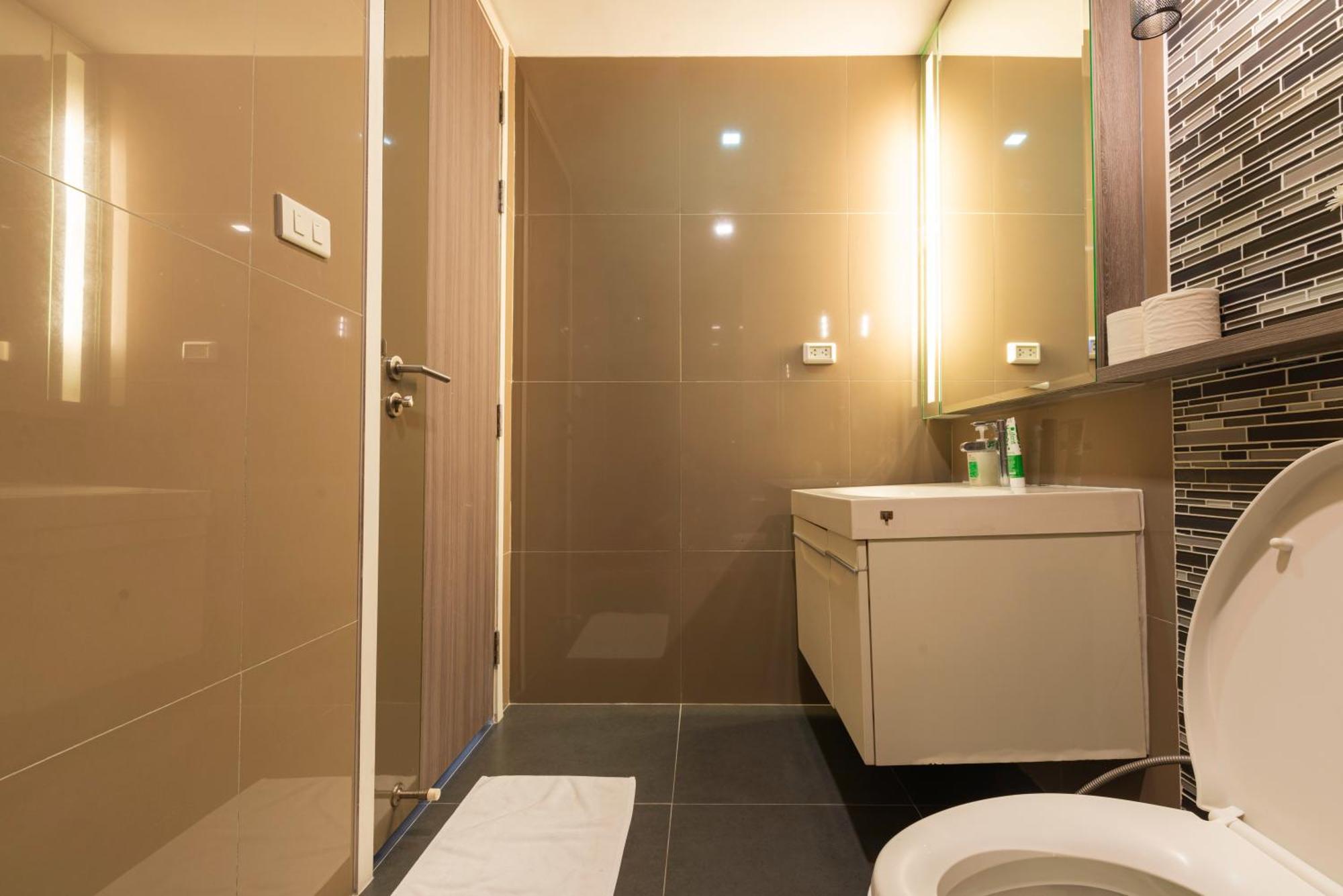 Dazzle Sukhumvit 7 By Lefoyer Appartement Bangkok Buitenkant foto